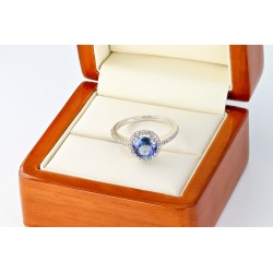 Gold ring with central tanzanite stone and diamonds